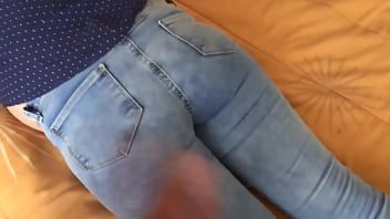 play La prima volta che mi godo la bellissima sorella di mia moglie e le vengo nel culo con i jeans addosso