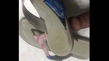 play Flip flop al naibii de singur acasă lovește din nou la naiba verii mei au folosit șlapi