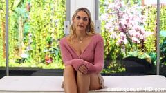 Redare Blonda curbă pierde virginitatea la un cocoș negru masiv