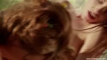 play Rebekah lesbiană își iubește prietena tereza făcând moment