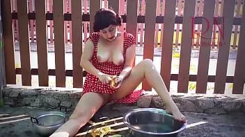play Femeia retro pregătește cartofi pentru cină. performanță de epocă. servitoare de epocă nu au chiloți. masturbare in aer liber. cartof