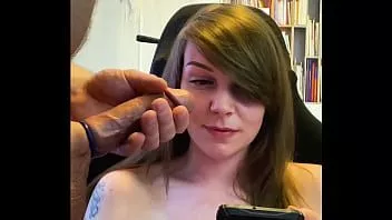 play Nu te uita la mine. masturbându-se pe o femeie însărcinată indiferentă.