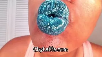 play Chy latte menonton saya meletakkan lipstik teal di bibir alami penuh saya - lipstik biru, lipstik warna-warni, jimat lipstik, jimat bibir, jimat mulut, bibir penuh, pov amatir ebony,