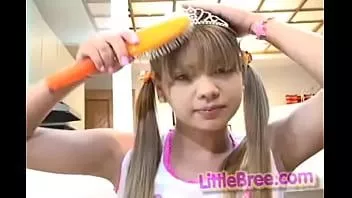 Abspielen Die kleine Bree bürstet ihre Haare und zeigt dir dann ihre winzige Muschi