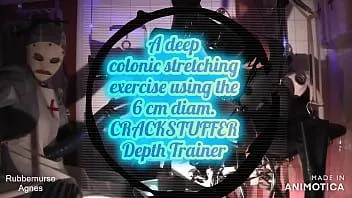 Riproduci Rubbernurse agnes - una breve sessione di esercizi di allungamento del colon utilizzando il trainer di profondità crackstuffers di 7 cm di diametro
