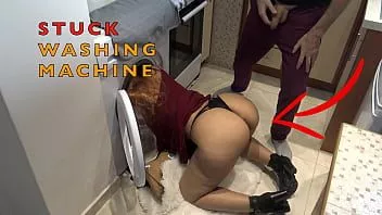 play Pembantu bodoh terjebak di mesin cuci