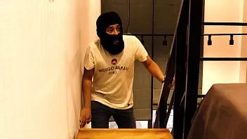 Riproduci Il patrigno è entrato in casa con il pretesto di un ladro e si è scopato la figliastra