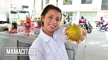 Abspielen Carnedelmercado - (Siarilin Martinez, Charles Gomez) - Dünne Latina mit kurzen Haaren probiert zum ersten Mal Pornos aus und liebt es