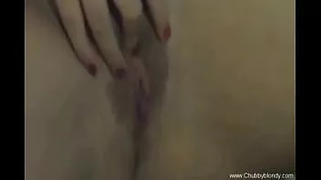 播放 来自意大利的业余爱好者在他们的沙发上尝试肛门