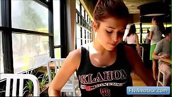 Riproduci Fiona adolescente amatoriale rossa sexy si scopa la figa e il bottino con un dildo di vetro e raggiunge orgasmi intensi