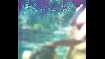 Abspielen Elle hat spirituellen Sex mit Freunden im Wald
