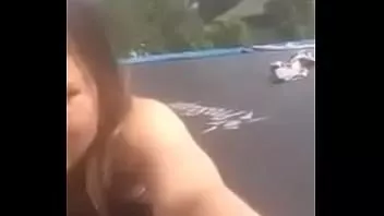 Putar Berjemur bersama teman di trampolin