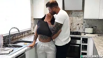 play Bruna dai grossi seni si fa inculare in cucina