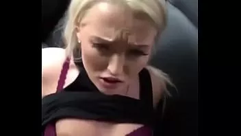 Abspielen Babe, die ich vom Fitnessstudio abgeholt habe, wird auf dem Rücksitz meines Autos gefickt