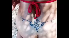 Putar MILF melengkung mengisap ayam di pantai - cumshot blowjob publik