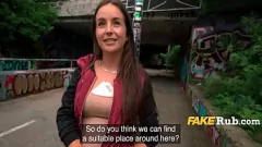Reproducir Mi flaco amigo adolescente paga una pequeña mamada de un hambre de 18 años