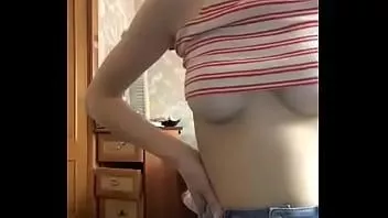 play 彼女の素敵な丸いおっぱいを見せているロシアのティーンomutrazvrata