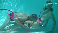 تشغيل تتمتع سامانثا كروز بالنيك بجانب حمام السباحة تحت الماء مع بوسها الضيق بينما يشاهد ديفيد ويستمني